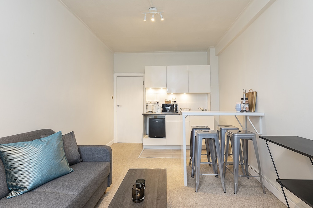 Imperial Suite in Swiss Cottage — 4-Star Luxury Hotel in London, United Kingdom