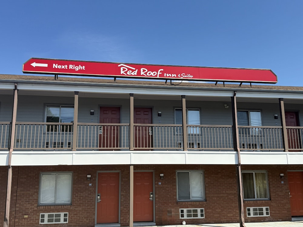 Red Roof Inn & Suites Swansea — hotel in Swansea