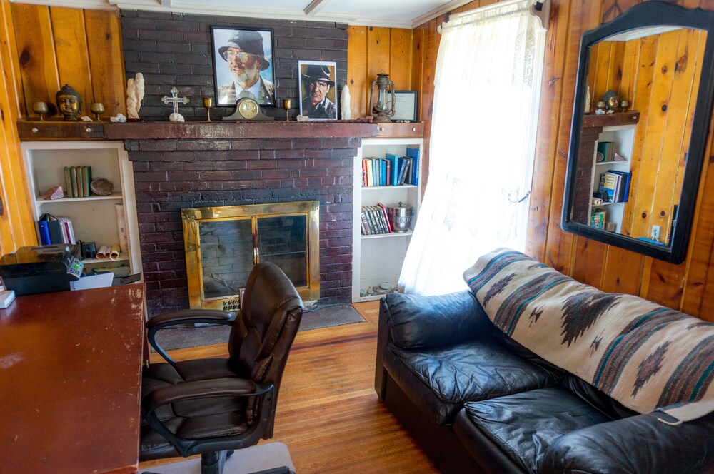 Indiana Jones Bed & Breakfast - photo 16