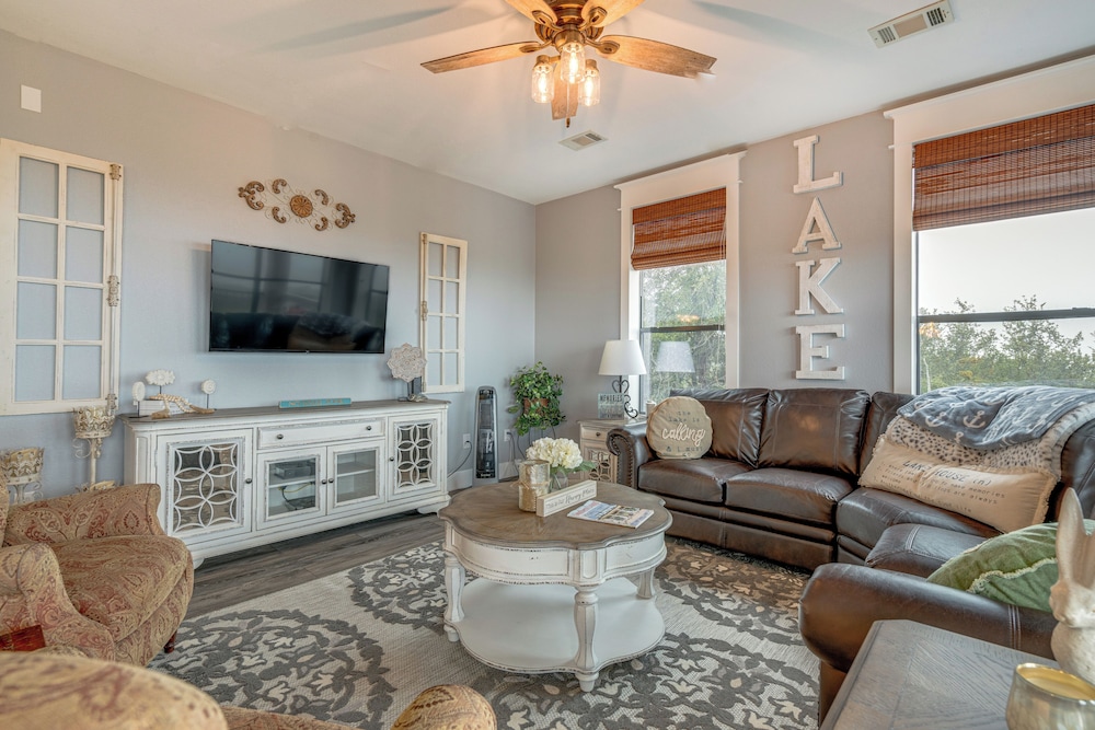 Jonestown Condo on Lake Travis w 2 Balconies — 4-Star Luxury Hotel in Leander, United States
