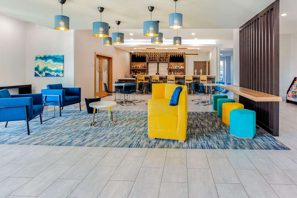 La Quinta Inn & Suites by Wyndham San Antonio Alamo City - photo 7