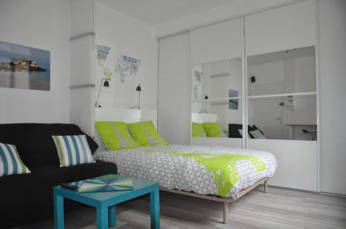 Studio Lumineux Intra Muros a 2 Pas de la Plage. in Saint-Malo, France