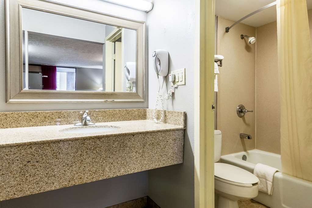 Econo Lodge Seymour - photo 12