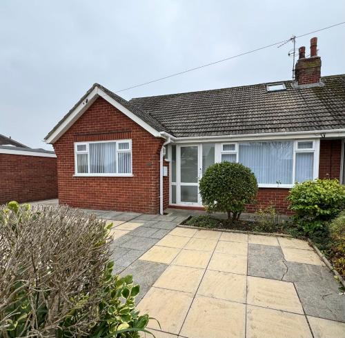 Linden Ave Bungalow — 4-Star Luxury Hotel in Thornton, United Kingdom