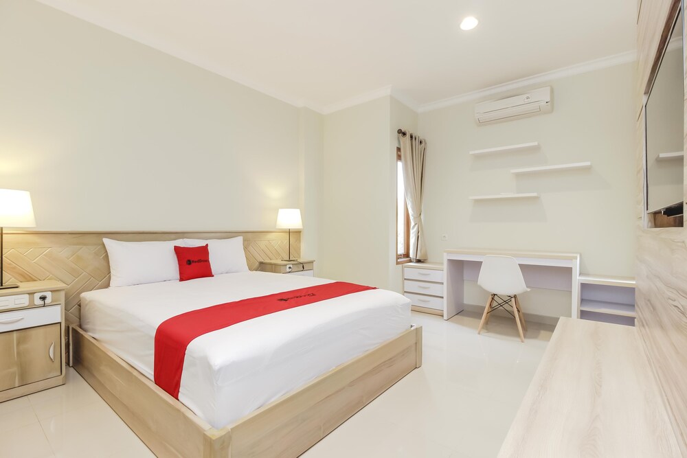 RedDoorz Premium near Ragunan Zoo 2 — 4-Star Luxury Hotel in Jakarta, Indonesia