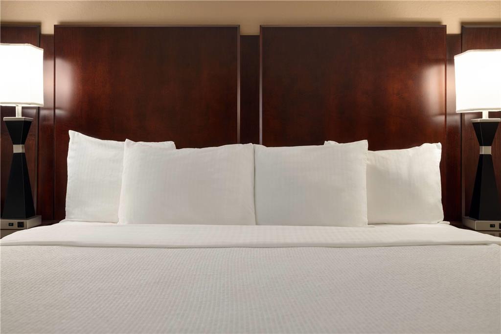 La Quinta Inn & Suites by Wyndham Memphis Wolfchase - photo 36