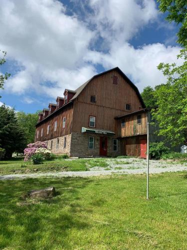 Lesleys Mountain View Country Inn 8730931 — Greensburg