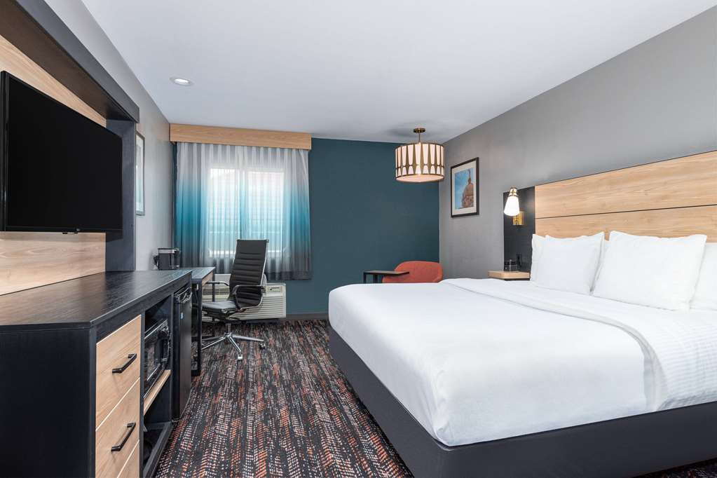 La Quinta Inn & Suites by Wyndham Woodway Waco South - photo 21