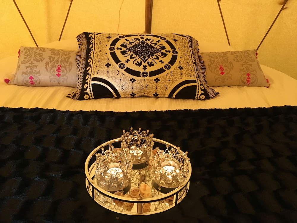Aurora Glamping By The Whales — hotel in Skjervoy