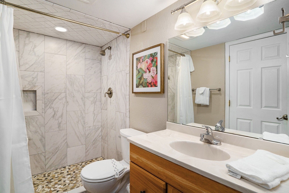 1011 Waters Edge Resort 2 Bedroom Condo by RedAwning - photo 12