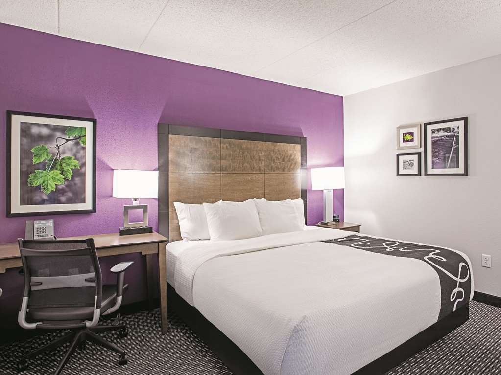 La Quinta Inn & Suites by Wyndham Baltimore N White Marsh - photo 17