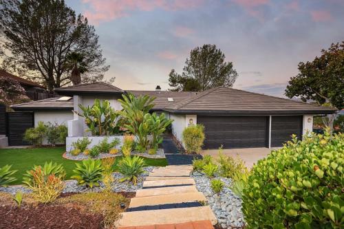 Hot Tub with A View and Large Back Deck & Game Room — hotel in Poway