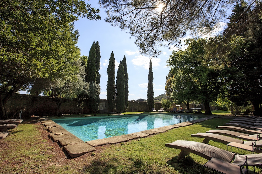 Domaine des Escaunes — 4-Star Luxury Hotel in Sernhac, France