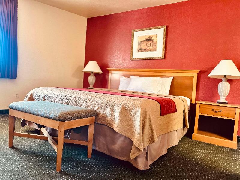 Econo Lodge Del Rio - photo 18