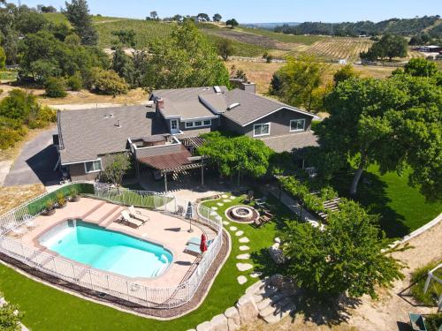 The Vineyard Farmhouse Villa — 4-Star Luxury Hotel in Paso Robles, United States