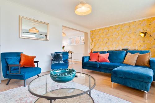 Stylish 4 Bedroom Spacious Retreat with Parking Sleeps 10 Families & Contractors — 4-Star Luxury Hotel in Canterbury, United Kingdom