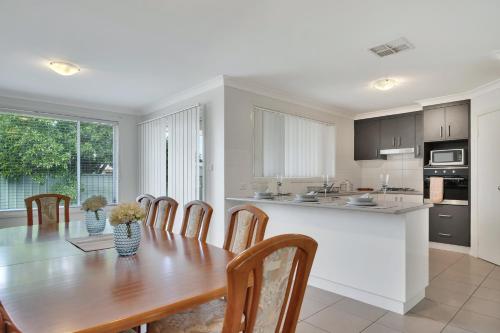 Cozy Dubbo retreat close to the zoo