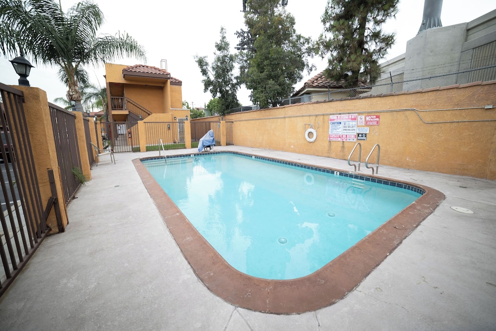 Express Inn & Suites - photo 27