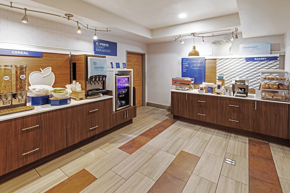 Holiday Inn Express & Suites Tulsa S Broken Arrow Hwy 51 by IHG - photo 51