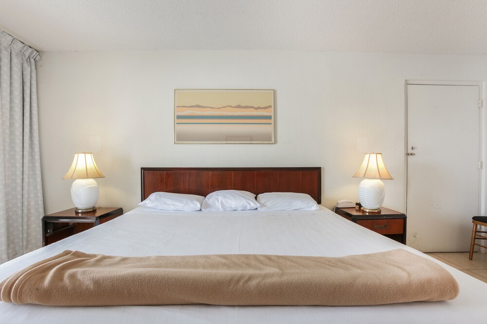 Camelot Waterfront Inn - photo 9