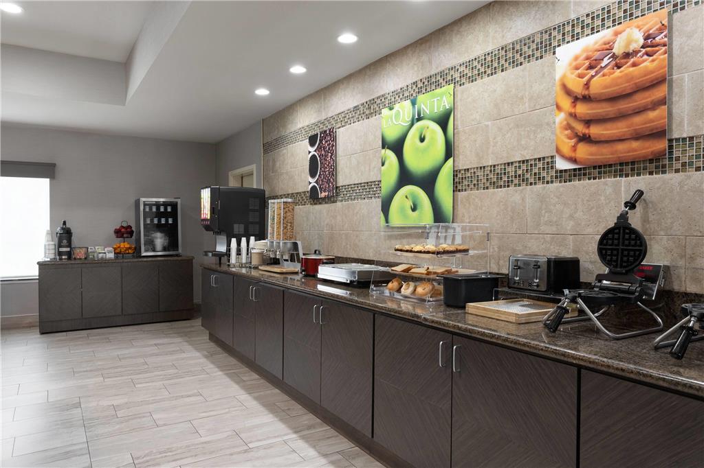 La Quinta Inn & Suites by Wyndham Columbus Edinburgh - photo 38