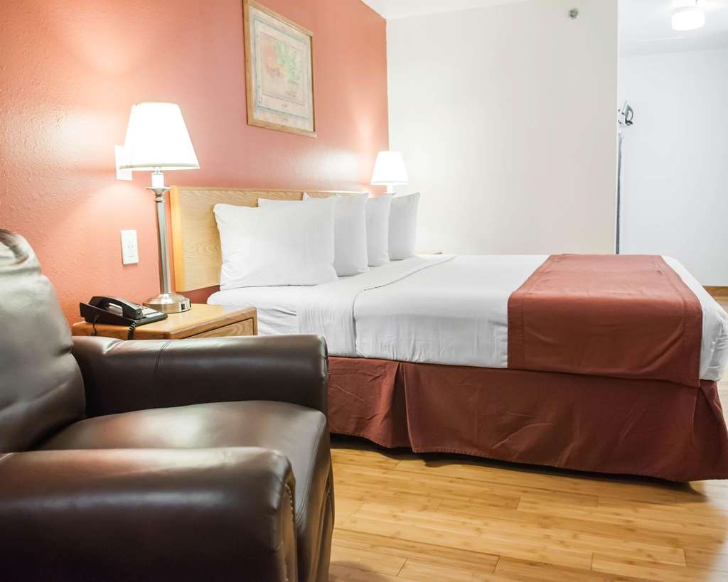 Econo Lodge Albuquerque Old Town - photo 11