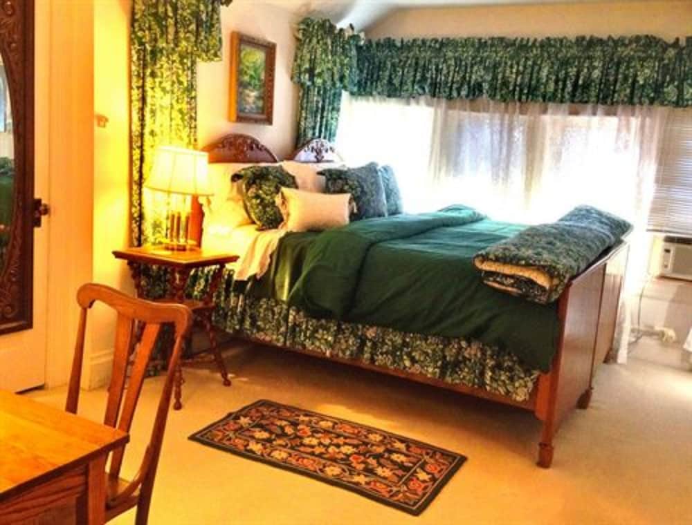 Brass Pineapple Inn - photo 10