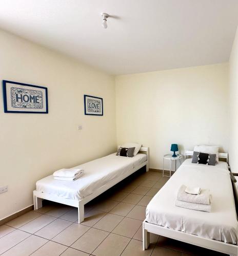 Modern City Center Apt with Pool