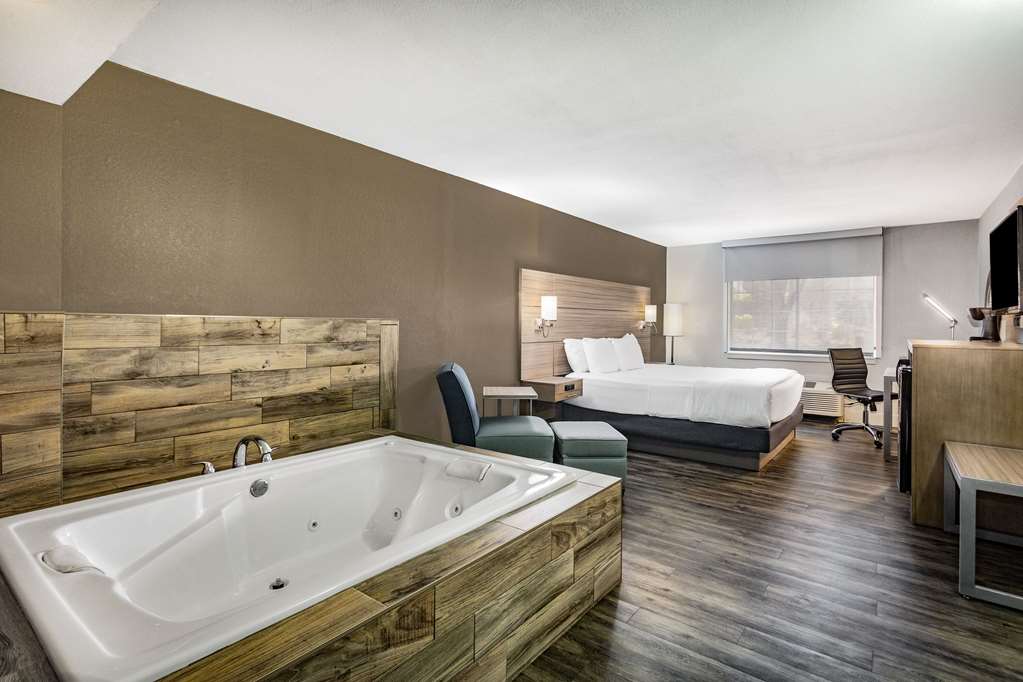 La Quinta Inn & Suites by Wyndham Joplin - photo 32