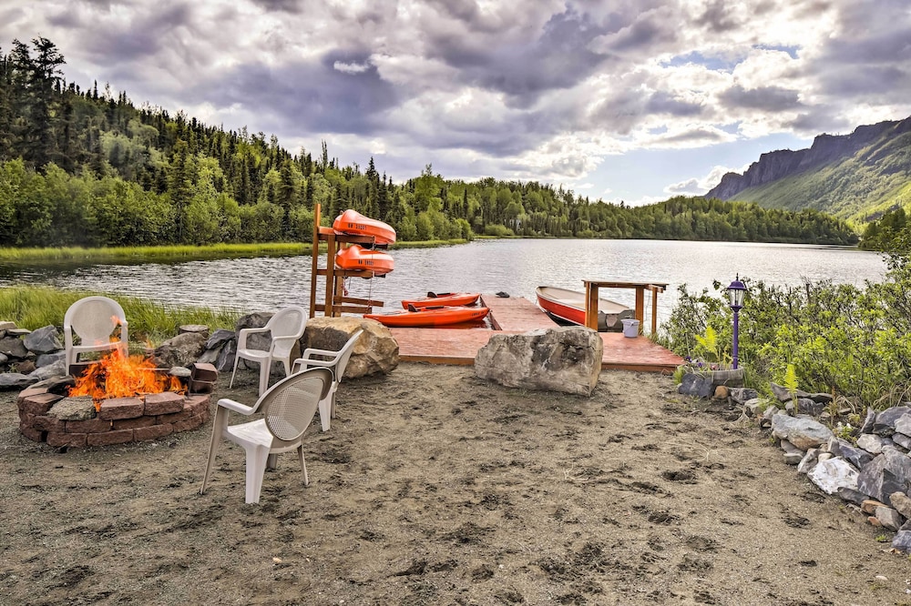 Lodge 88 Steps to Weiner Lake with Dock and Boat — 4-Star Luxury Hotel in Sutton, United States