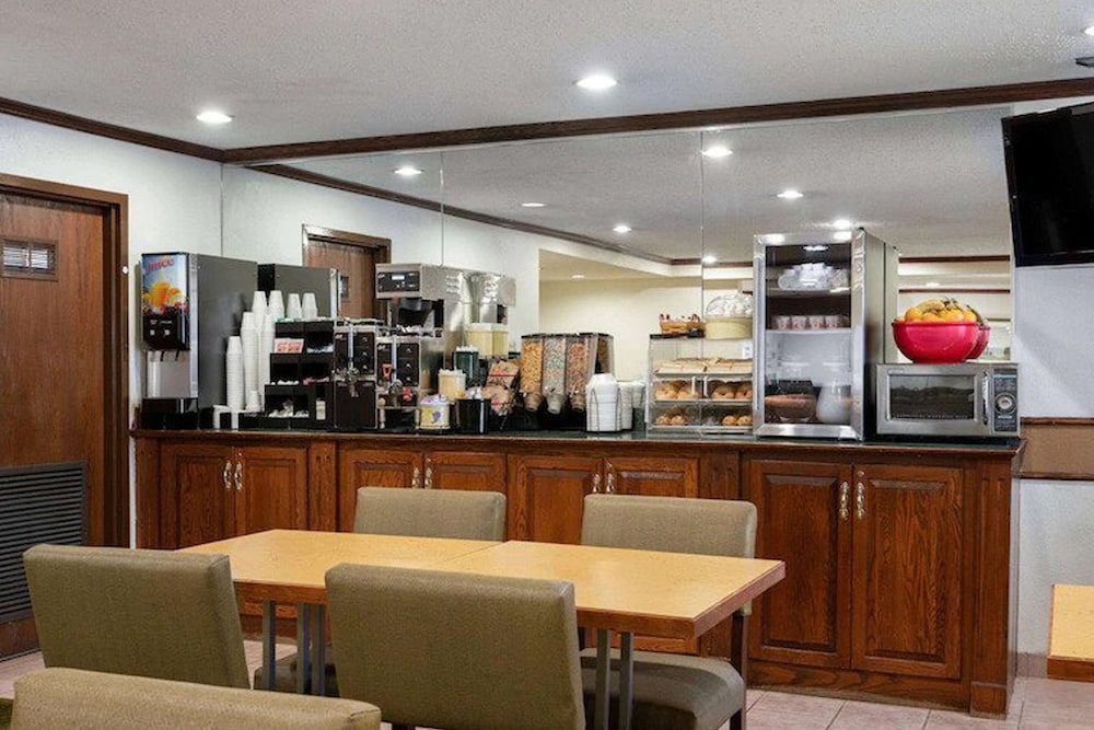 Norwood Inn & Suites by BlissPoint Post Rd Indianapolis - photo 4