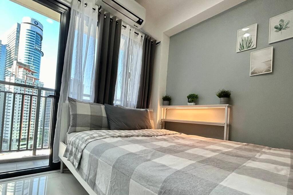 Homey 1BR Skyline at Lush Residences Makati City — 4-Star Luxury Hotel in Manila, Philippines