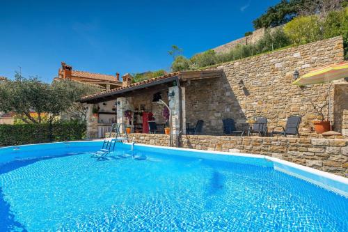 Rustic villa Pietro with panoramic view in Motovun — 4-Star Luxury Hotel in Motovun, Croatia