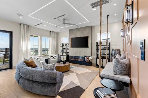 Beachfront Paradise Sleeps 20 with Heated Pool in Bolivar Peninsula, United States