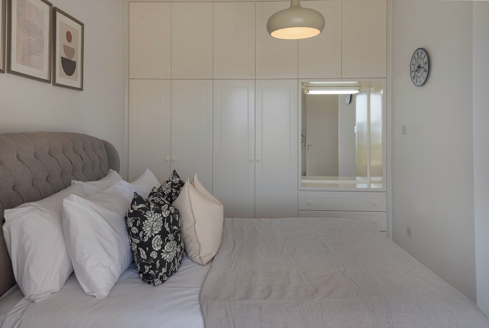 Phaedrus Living: Seaview Hilltop Maisonette