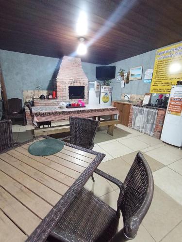 Cabana com Ar condicionado e area de cozinha e banheiro compartilhado a 10 minutos do Parque Beto Carrero