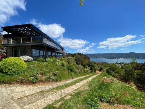 Agradable casa en parcela con piscina y vista al mar — 4-Star Luxury Hotel in Valdivia, Chile