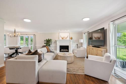 Luxury Farm House with Game room & Outdoor Retreat — 4-Star Luxury Hotel in Thompson's Station, United States