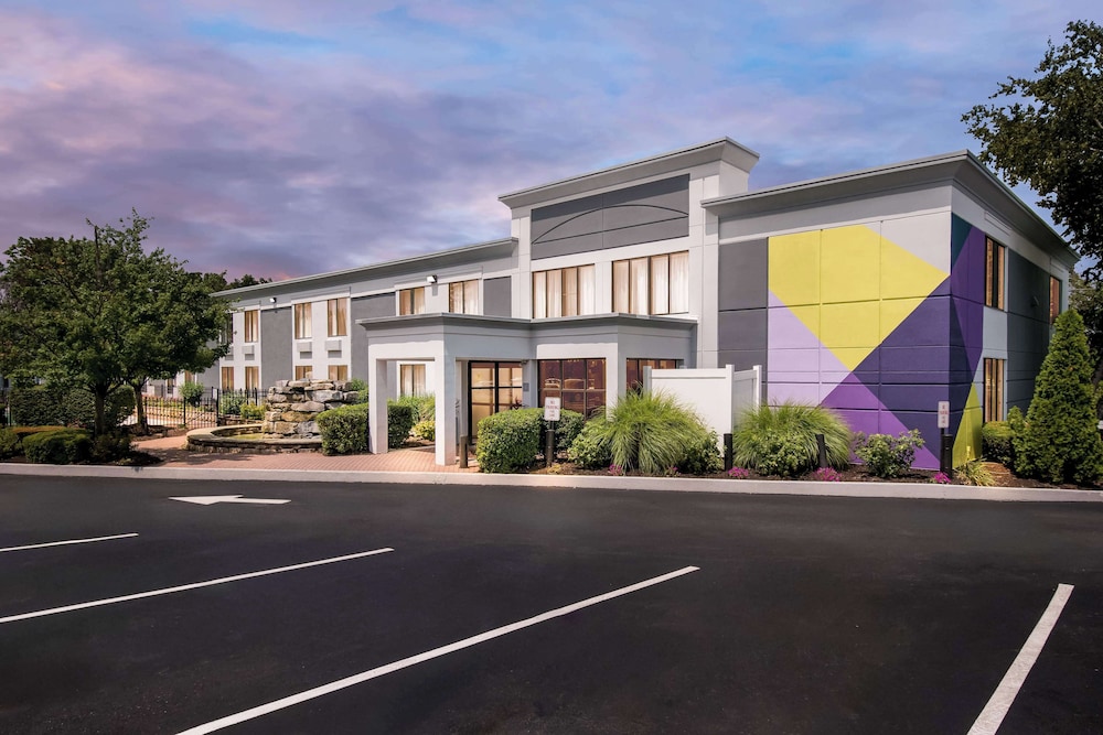 Inn At Chocolate Ave Surestay Collection By Bw - featured photo