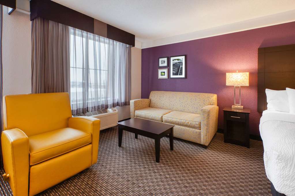 La Quinta Inn & Suites by Wyndham Detroit Utica - photo 21