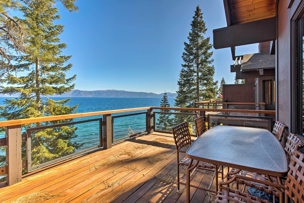 Waterfront Tahoe City Home W decks stunning Views — 4-Star Luxury Hotel in Dollar Point, United States