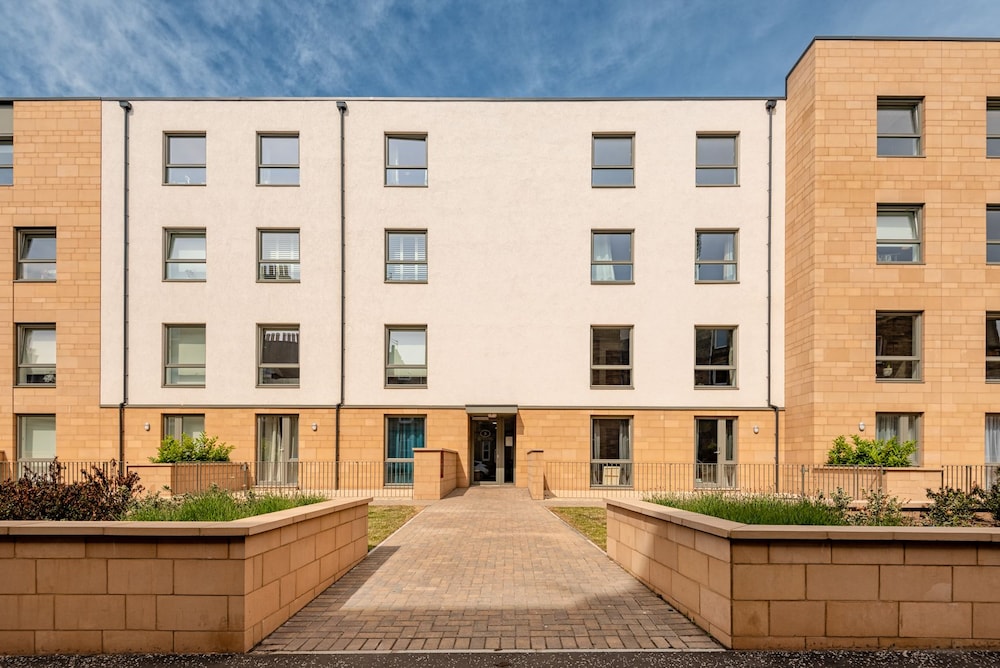Roomy Comfortable Apartment — 4-Star Luxury Hotel in Edinburgh, United Kingdom