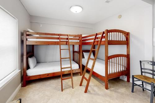 Drottningholm by Meyer Vacation Rentals — 4-Star Luxury Hotel in Orange Beach, United States