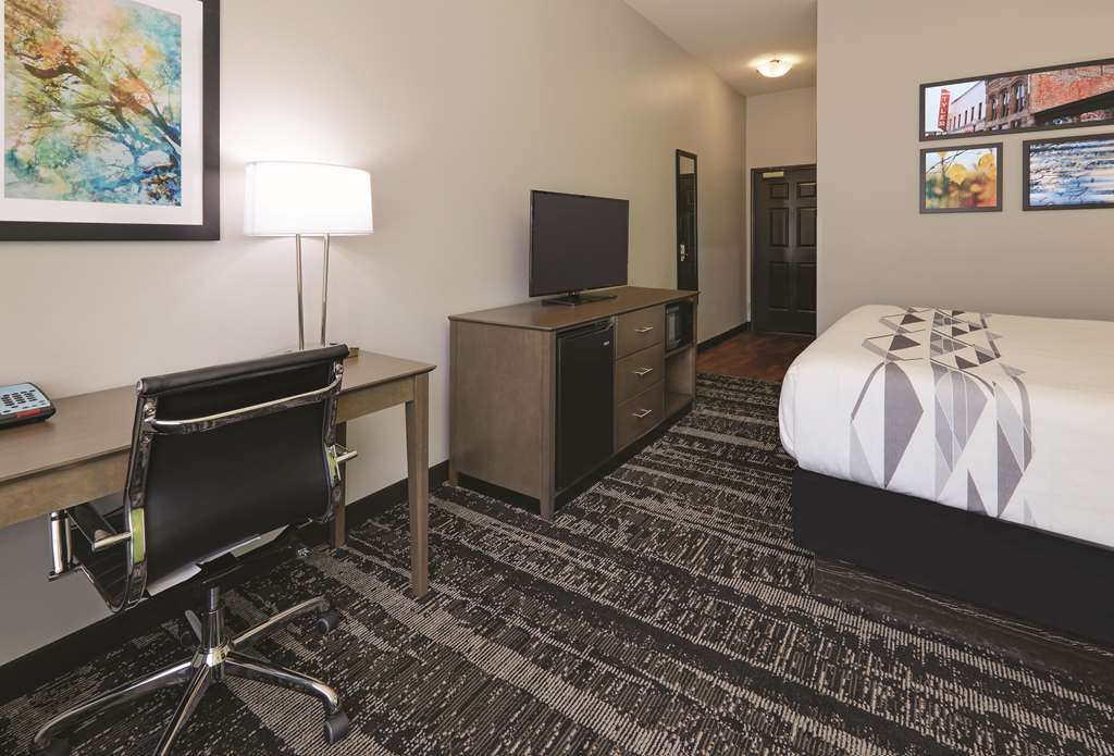 La Quinta Inn & Suites by Wyndham Tyler South - photo 16