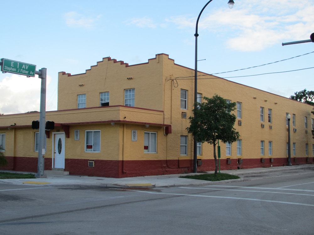 Dixie Hotel — hotel in Hialeah