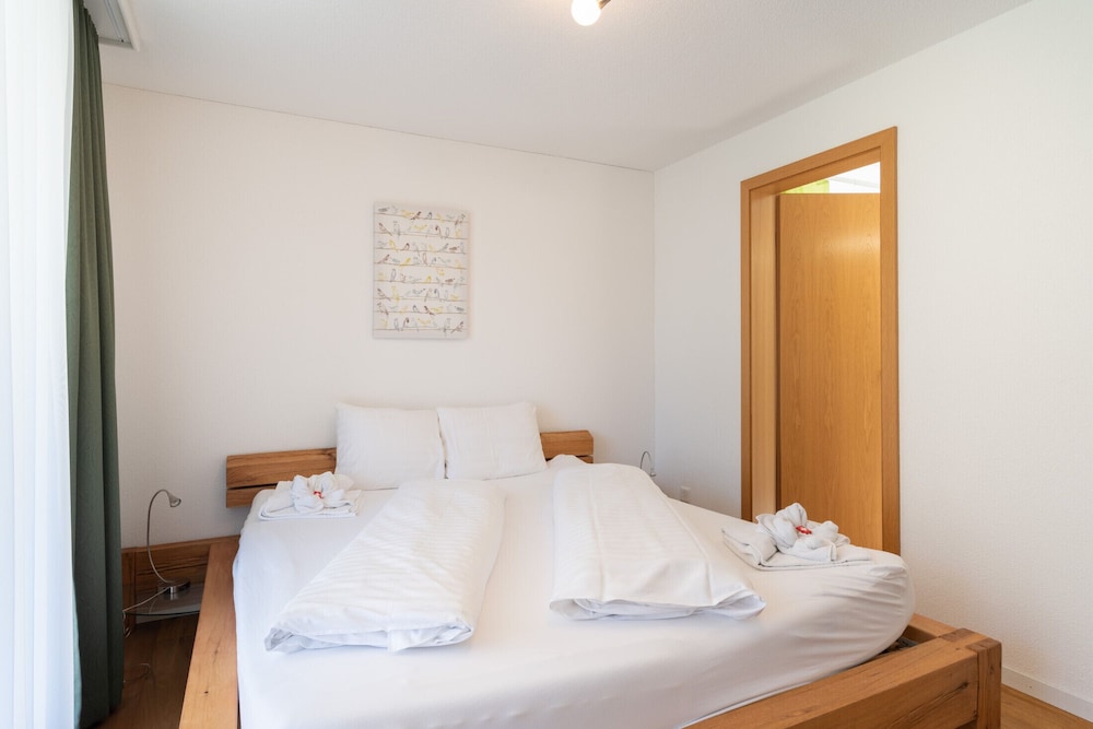 Chalet Apartments Iseltwald — 4-Star Luxury Hotel in Bonigen, Switzerland