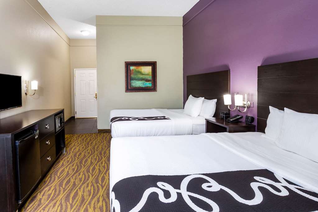 La Quinta Inn & Suites by Wyndham Laredo Airport - photo 24