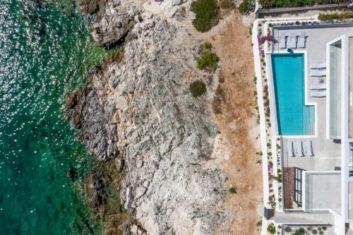 Sensational Rogoznica Villa 5 Bedrooms Villa Miracle Balcony Overlooking Sea — 4-Star Luxury Hotel in Rogoznica, Croatia