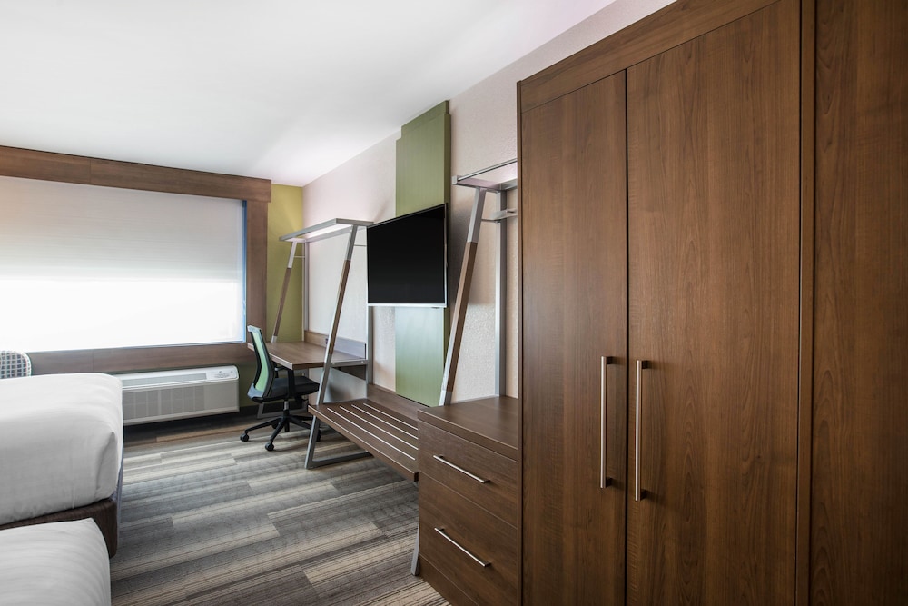 Holiday Inn Express & Suites Ludington by IHG - photo 8