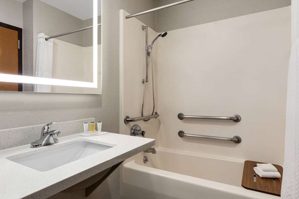 Days Inn by Wyndham Hillsboro - photo 8